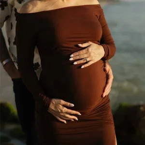 Beaumama robe longue de grossesse moulante épaules dénudées avec fente latérale pour shooting photo femme enceinte