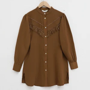 Chemise à pompon avec col sur le devant