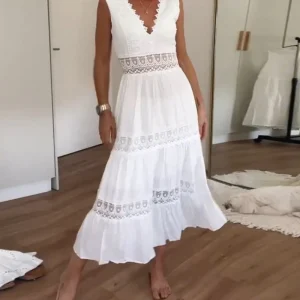 Charlotte | Robe en dentelle faite main avec décolleté en V