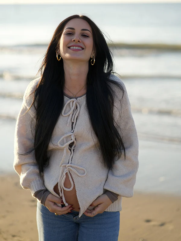 Beaumama gilets en maille grossesse casual chic rugueux poilu nœud papillon shooting femme enceinte – Image 2