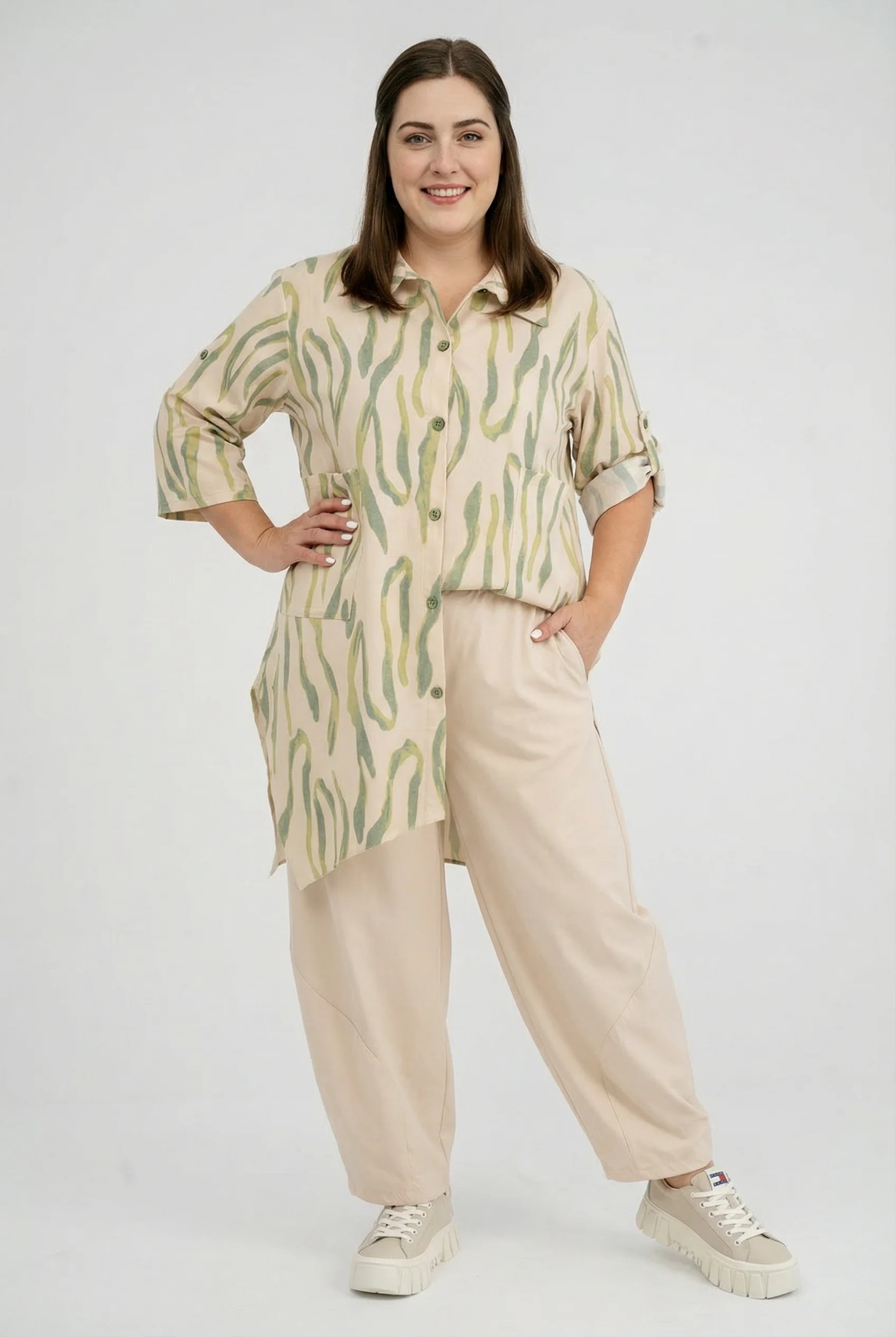 Tunique-blouse 'Livia' – légère, flatteuse pour la silhouette et artistiquement ornée de motifs – Image 6