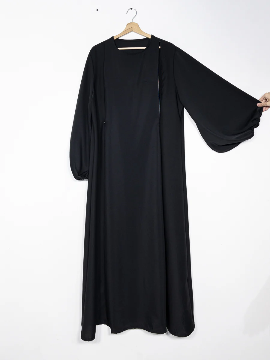 Abaya d'allaitement en soie de Medine ouvertures zip REF:RO2508PK - doux et fluide facilitant l’allaitement en toute discrétion. – Image 3