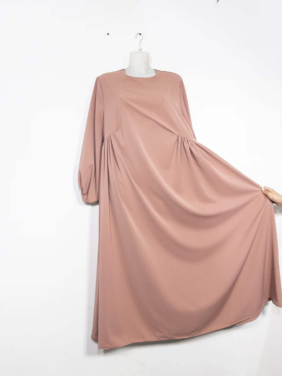 Robe abaya en Soie de Médine Ref: Ro2509pk - Robe abaya en Soie de Médine subtilement froncée au buste coupe fluide avec manches bouffantes – Image 3