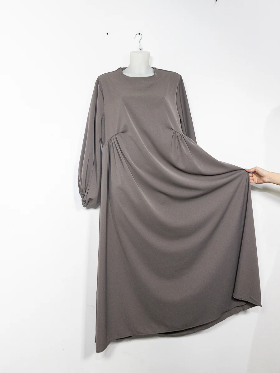 Robe abaya en Soie de Médine Ref: Ro2509pk - Robe abaya en Soie de Médine subtilement froncée au buste coupe fluide avec manches bouffantes – Image 9