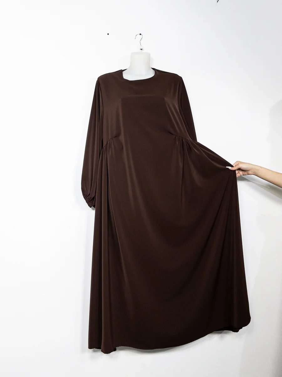 Robe abaya en Soie de Médine Ref: Ro2509pk - Robe abaya en Soie de Médine subtilement froncée au buste coupe fluide avec manches bouffantes – Image 7