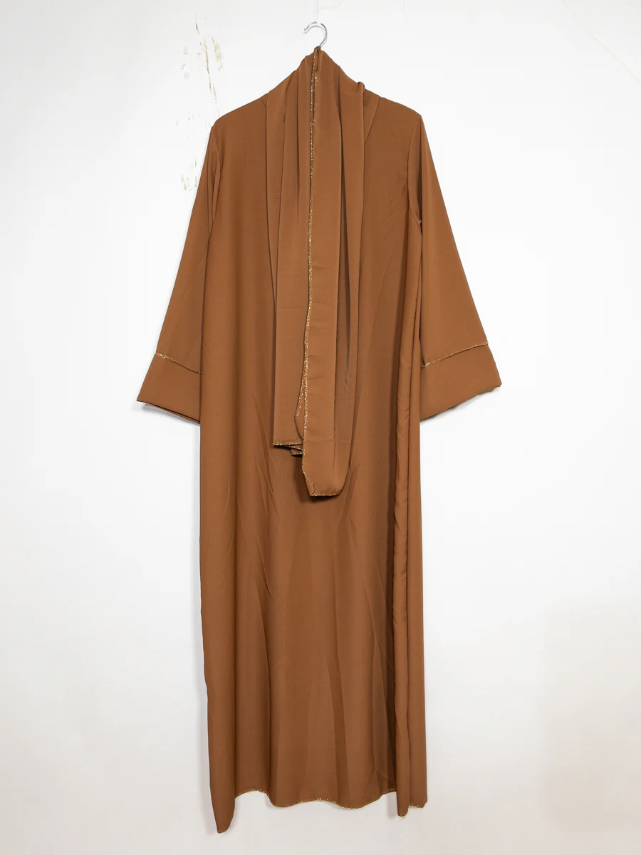 Abaya en soie de Médine pour femme ref:2377pk Robe Abaya en Soie de Médine avec Écharpe style raffiné et sa touche dorée – Image 4