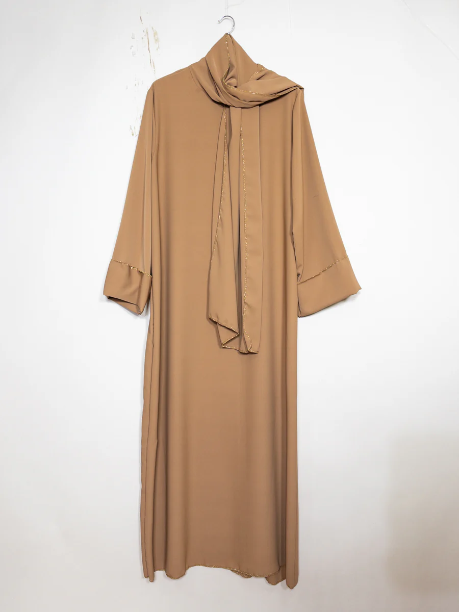 Abaya en soie de Médine pour femme ref:2377pk Robe Abaya en Soie de Médine avec Écharpe style raffiné et sa touche dorée – Image 2