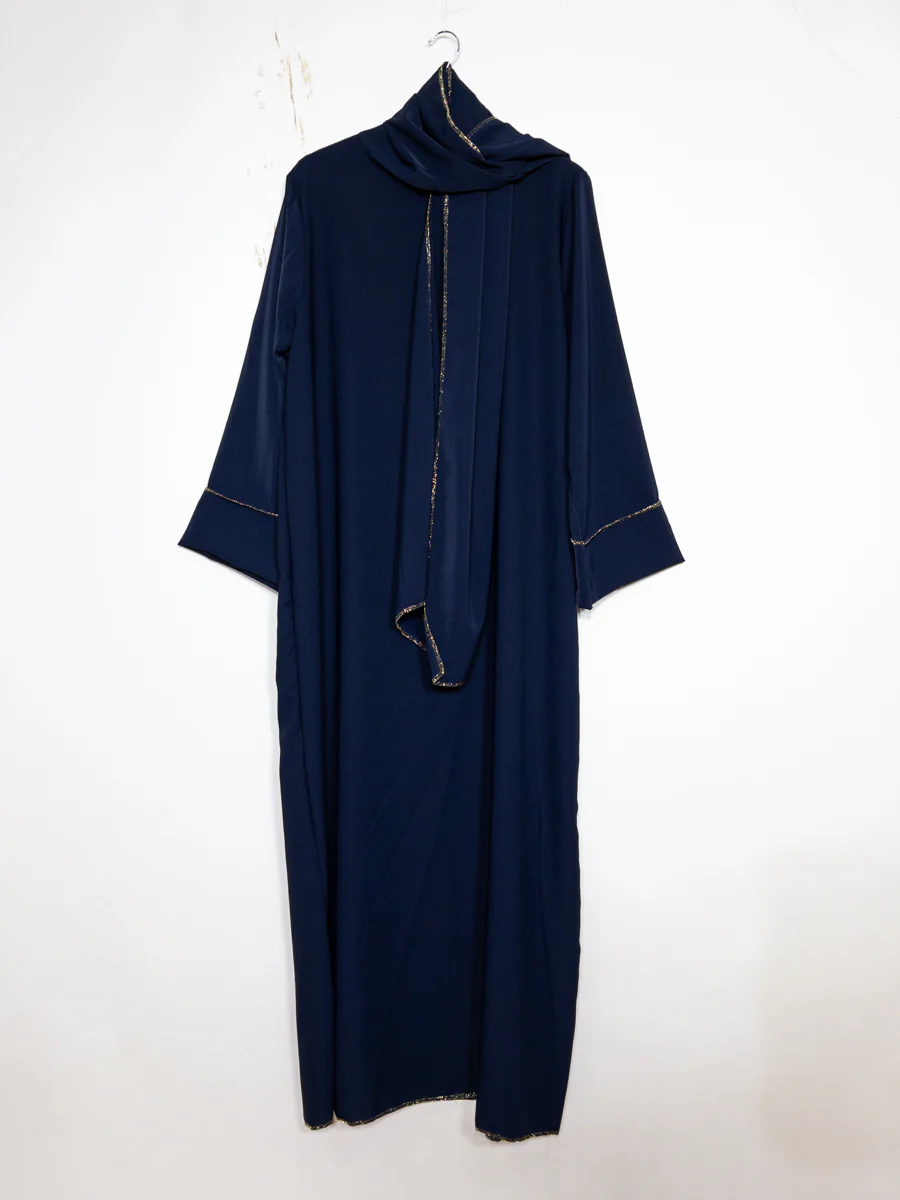 Abaya en soie de Médine pour femme ref:2377pk Robe Abaya en Soie de Médine avec Écharpe style raffiné et sa touche dorée – Image 6