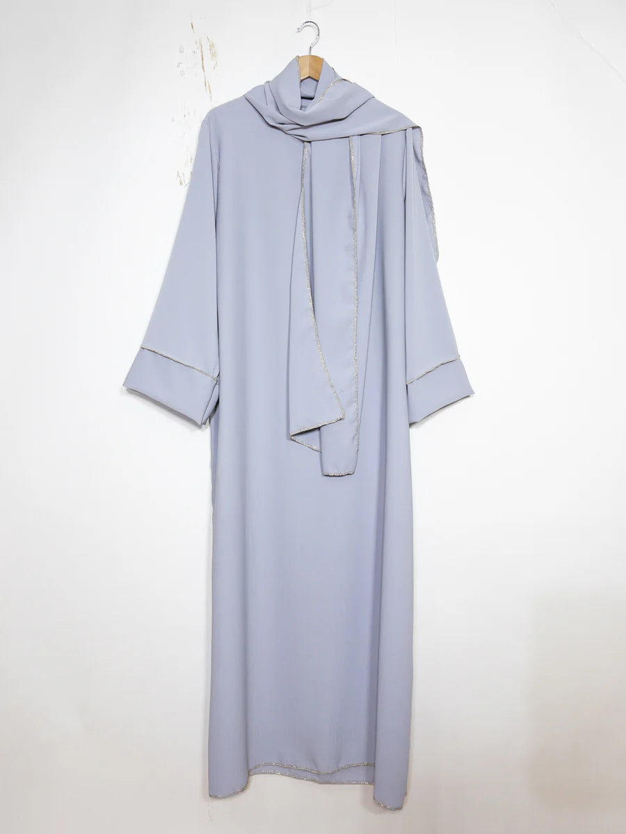 Abaya en soie de Médine pour femme ref:2377pk Robe Abaya en Soie de Médine avec Écharpe style raffiné et sa touche dorée – Image 7