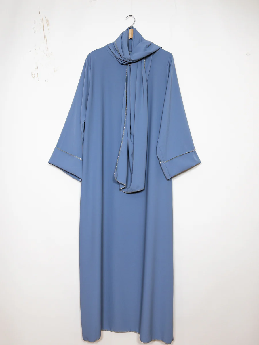 Abaya en soie de Médine pour femme ref:2377pk Robe Abaya en Soie de Médine avec Écharpe style raffiné et sa touche dorée – Image 5