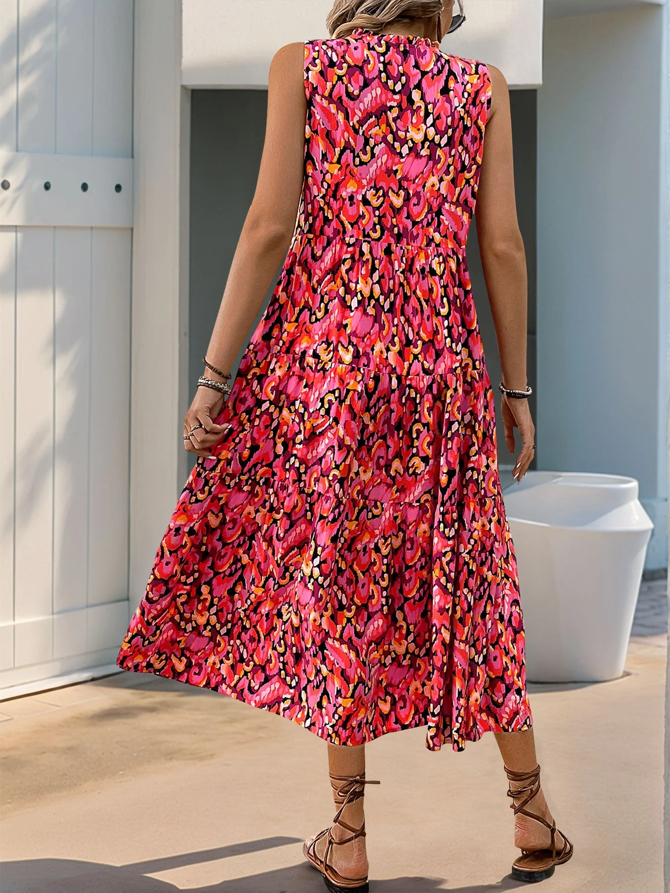ZURI | Robe fleurie sans manches flatteuse pour le ventre – Image 4