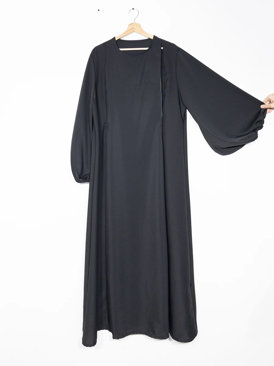 Abaya d'allaitement en soie de Medine ouvertures zip REF:RO2508PK - doux et fluide facilitant l’allaitement en toute discrétion. – Image 9
