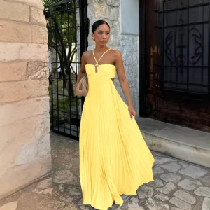 Élégance Bohème : Robe Longue Plissée à Détails Découpés